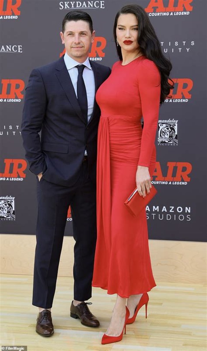 Adriana Lima's Relationship Status: A Single Icon