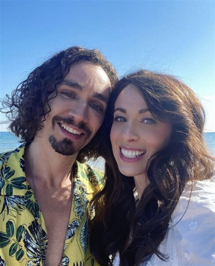 Unveiling The Love Life Of Robert Sheehan: Who Is His Girlfriend?